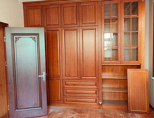 复兴中式家庭装修里定制的实木衣柜效果图